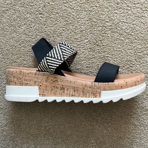 Steve madden 9.5 sandals slightly worn bottom but brand new on top